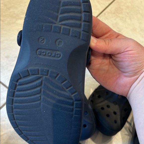 Navy Blue Crocs, Youth Sz 2 - Picture 5 of 5